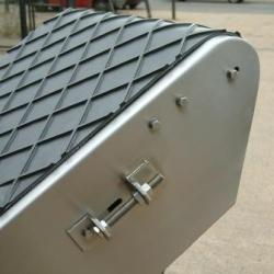 Belt elevator with grooved Belt