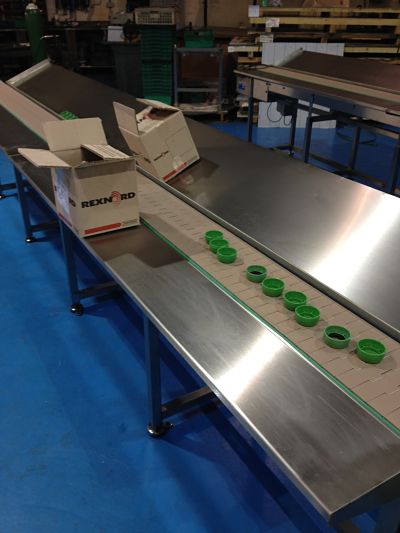 Slat Band Conveyor with removable packiing tables