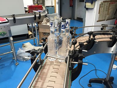 Slat Chain Conveyor sorting glass bottles